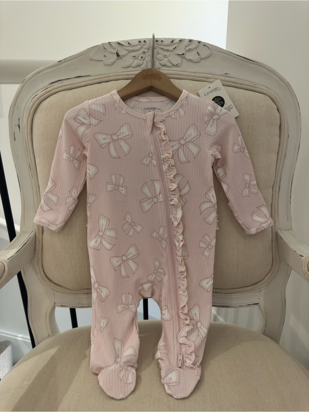 🦢 3~6 Mth Pink Ruffled Front & Bottom Zip Baby Footie with Pretty Bow Print NWT
